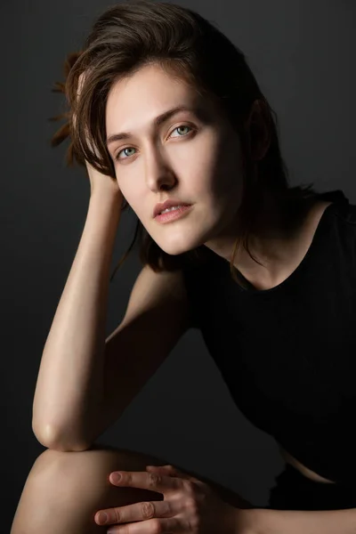 Modelka Młoda Kobieta Pozująca Studio Czarnym Dresie Piękne Kaukaskie Dziewczyna — Zdjęcie stockowe