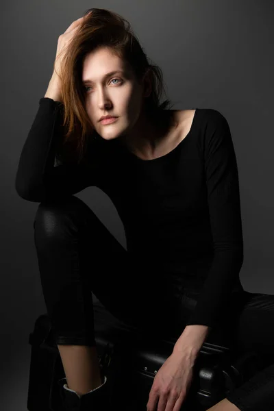 Modemodel Jonge Vrouw Die Poseert Een Studio Met Zwarte Laarzen — Stockfoto