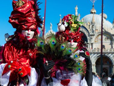Venedik Karnavalı. Venedik, İtalya 'da düzenlenen geleneksel bir festivalde renkli karnaval maskeleri. San Marco Meydanı 'nda güzel maskeler.