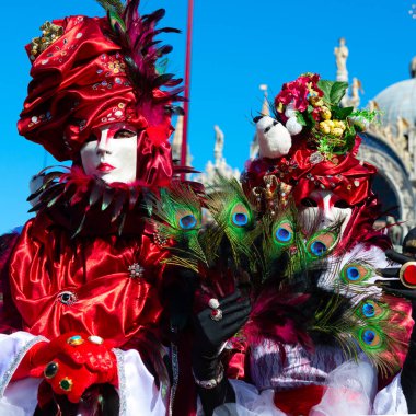 Venedik Karnavalı. Venedik, İtalya 'da düzenlenen geleneksel bir festivalde renkli karnaval maskeleri. San Marco Meydanı 'nda güzel maskeler.