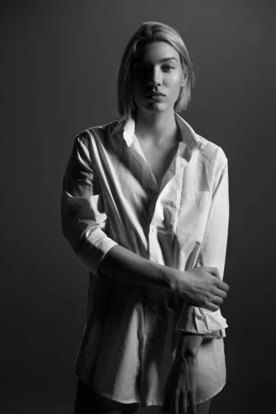 Módní Model Mladá Blondýnka Pózuje Studiu Bílé Košili Krásná Běloška — Stock fotografie