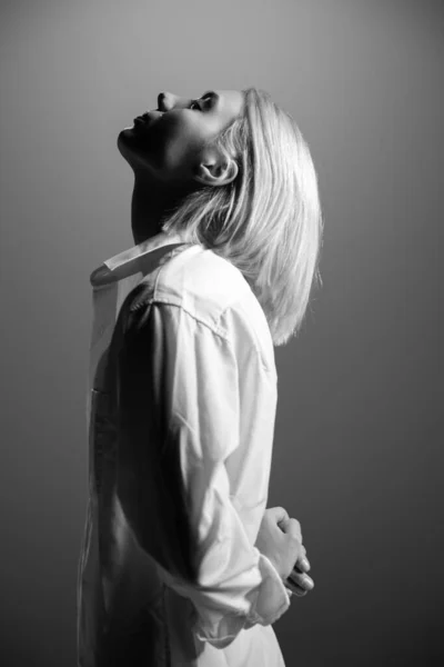 Módní Model Mladá Blondýnka Pózuje Studiu Bílé Košili Krásná Běloška — Stock fotografie