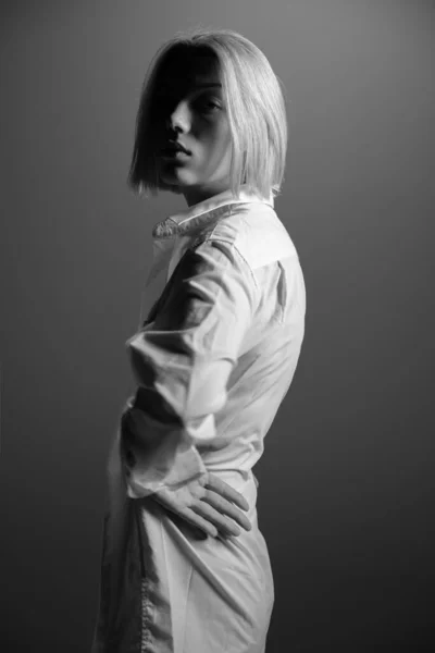 Modèle Mode Jeune Femme Blonde Posant Studio Portant Une Chemise — Photo