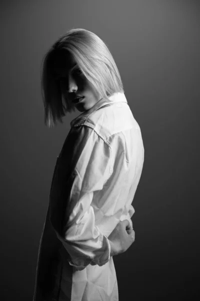 Modelo Moda Jovem Loira Posando Estúdio Usando Camisa Branca Menina — Fotografia de Stock