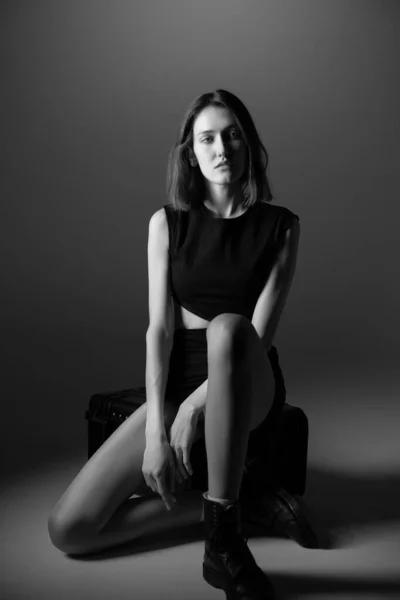 Modelka Młoda Kobieta Pozująca Studio Czarnych Dredach Butach Piękna Biała — Zdjęcie stockowe