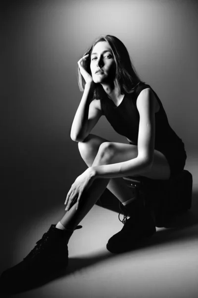 Modelka Młoda Kobieta Pozująca Studio Czarnych Dredach Butach Piękna Biała — Zdjęcie stockowe