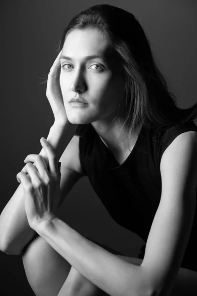 Moda Modeli Stüdyoda Siyah Elbiseler Giymiş Genç Bir Kadının Portresi — Stok fotoğraf
