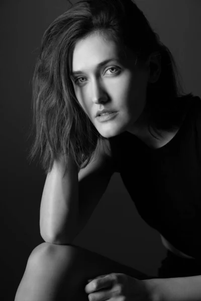 Módní Model Portrét Mladé Ženy Pózující Studiu Černých Dresech Krásná — Stock fotografie