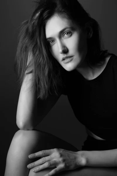 Модель Моды Портрет Молодой Женщины Позирующей Студии Черных Одеждах Красивая — стоковое фото