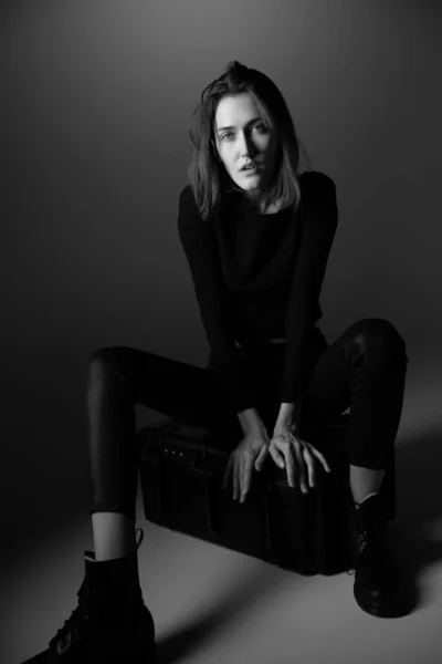 Moda Modeli Stüdyoda Siyah Çizmeli Poz Veren Genç Bir Kadın — Stok fotoğraf