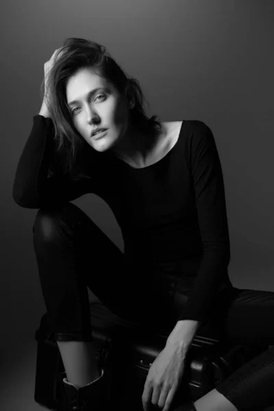 Modemodel Jonge Vrouw Die Poseert Een Studio Met Zwarte Laarzen — Stockfoto