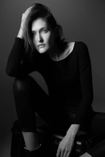 Modèle Mode Jeune Femme Posant Studio Portant Noir Avec Des — Photo