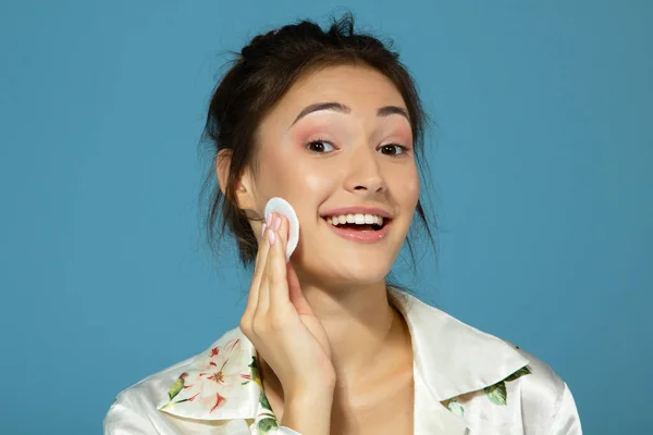 Cheer Attraktive Teenie Mädchen Reinigen Ihr Gesicht Mit Baumwollscheibe Morgenthema — Stockfoto