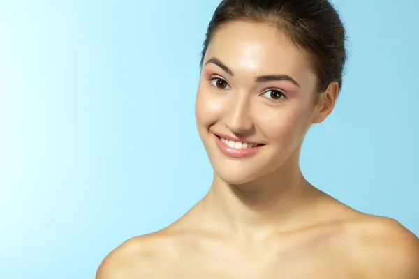 Hermosa Mujer Joven Alegre Belleza Cara Femenina Feliz Sonriendo Mirando — Foto de Stock