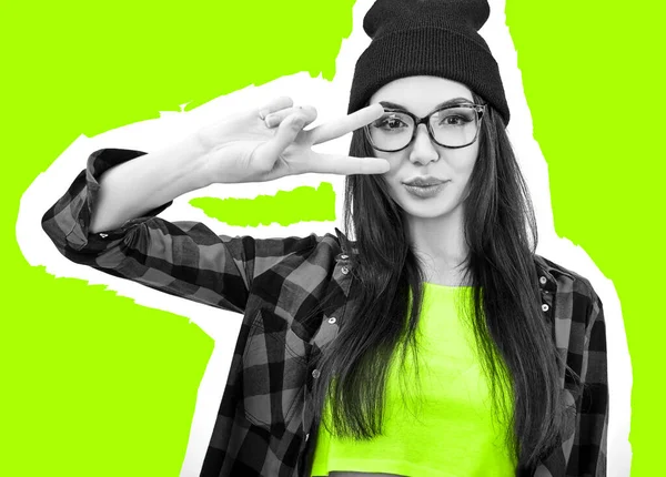 Junge Frau Posiert Vor Leuchtend Grünem Hintergrund Emotionales Frauenporträt Hipster — Stockfoto