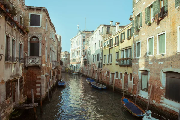 意大利威尼斯的一条与船相连的航道 美丽浪漫的意大利城市 — 图库照片