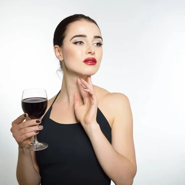 Jovem Mulher Atraente Segurando Copo Vinho Tinto Linda Senhora Bebe — Fotografia de Stock