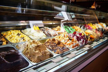 İtalya, Roma 'da dondurma. İtalyan gelateria 'sı. Dondurma kafe, pencereyi şekerli göster..