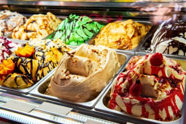 İtalya, Roma 'da dondurma. İtalyan gelateria 'sı. Dondurma kafe, pencereyi şekerli göster..