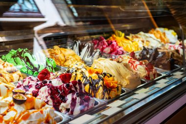 İtalya, Roma 'da dondurma. İtalyan gelateria 'sı. Dondurma kafe, pencereyi şekerli göster..