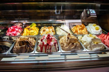İtalya, Roma 'da dondurma. İtalyan gelateria 'sı. Dondurma kafe, pencereyi şekerli göster..