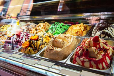 İtalya, Roma 'da dondurma. İtalyan gelateria 'sı. Dondurma kafe, pencereyi şekerli göster..