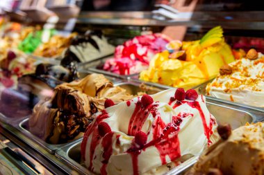 İtalya, Roma 'da dondurma. İtalyan gelateria 'sı. Dondurma kafe, pencereyi şekerli göster..