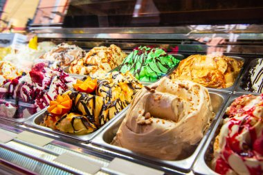 İtalya, Roma 'da dondurma. İtalyan gelateria 'sı. Dondurma kafe, pencereyi şekerli göster..