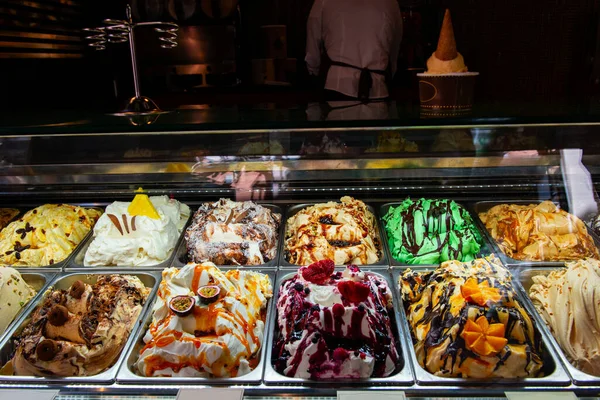 意大利罗马的冰淇淋 意大利明胶店 冰淇淋咖啡店 展示窗户上的甜食 — 图库照片