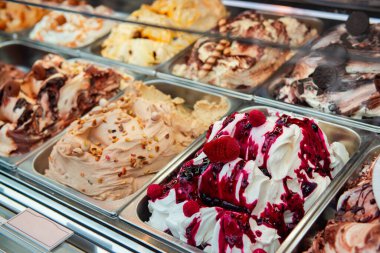 İtalya, Roma 'da dondurma. İtalyan gelateria 'sı. Dondurma kafe, pencereyi şekerli göster..