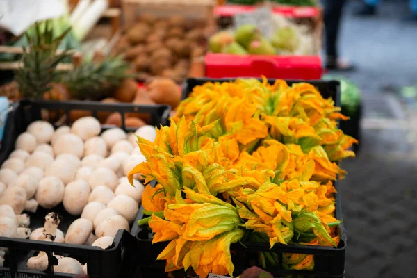 Flores Calabacín Mercado Verduras Italia Alimento Agrícola Productos Ecológicos Frescos —  Fotos de Stock
