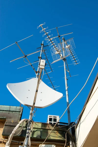 Antenas Satélite Televisão Analógica Telhado — Fotografia de Stock