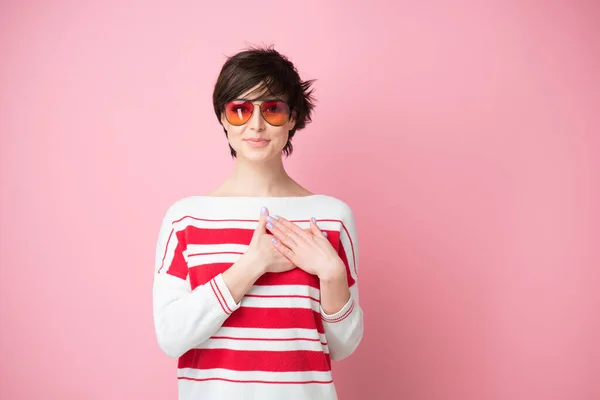 Joven Mujer Bonita Sonriendo Mirando Cámara Con Las Manos Pecho — Foto de Stock