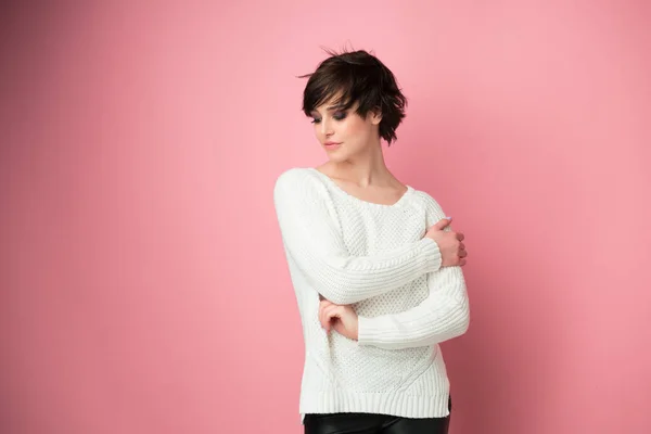 Hermosa Joven Modelo Femenina Posando Estudio Sobre Fondo Rosa Mirando — Foto de Stock