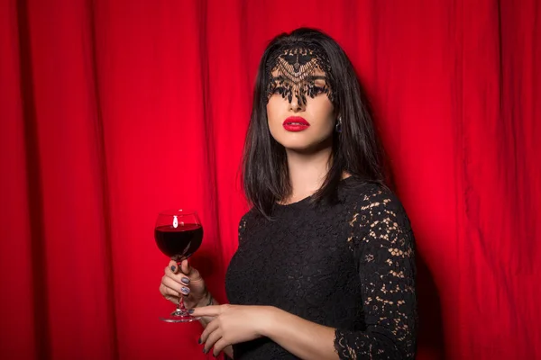 Jovem Bela Mulher Segurando Copo Vinho Sobre Cortinas Vermelhas — Fotografia de Stock