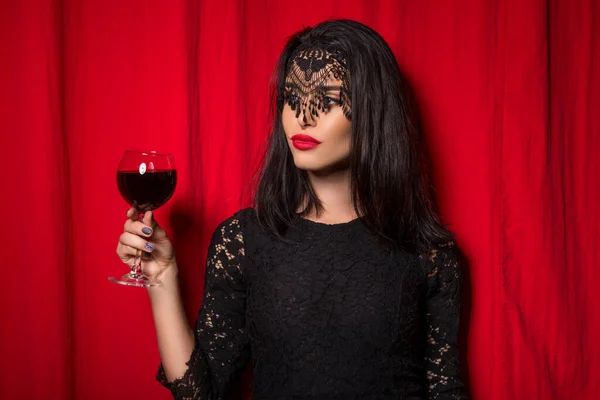 Jonge Mooie Vrouw Met Glas Wijn Rode Gordijnen — Stockfoto