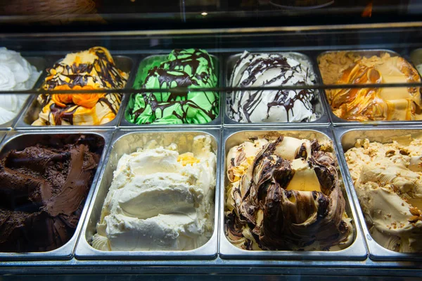 意大利罗马的冰淇淋 意大利明胶店 冰淇淋咖啡店 展示窗户上的甜食 图库图片