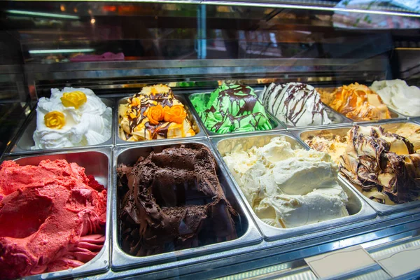 意大利罗马的冰淇淋 意大利明胶店 冰淇淋咖啡店 展示窗户上的甜食 免版税图库照片