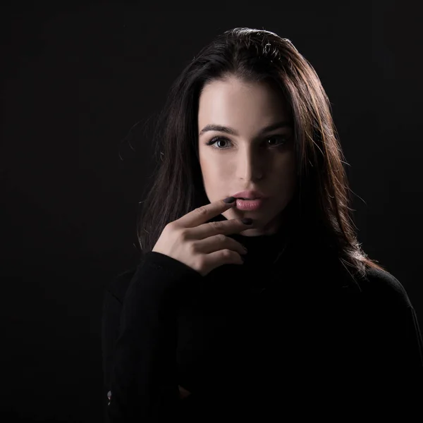 Hermosa Chica Posando Sobre Fondo Negro Joven Bonita Mujer Estudio —  Fotos de Stock