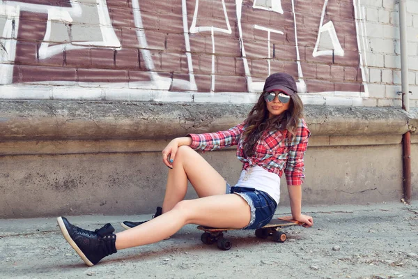 Adolescente Menina Tem Diversão Livre Com Skate Bordo Livre Estilo — Fotografia de Stock