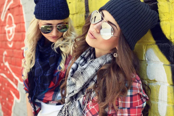 Giovani Belle Ragazze Hipster Divertirsi All Aperto Estate Strada Stile — Foto Stock