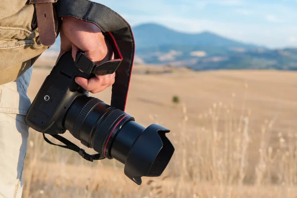 Homem Fotógrafo Profissional Com Câmera Digital Andando Campos Toscana Foto — Fotografia de Stock