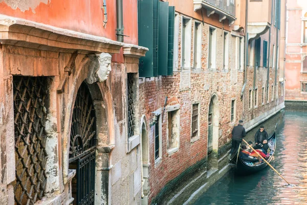 意大利威尼斯古建筑 桥和运河与贡多拉的风景画 美丽浪漫的意大利城市 独特的威尼斯风景 — 图库照片