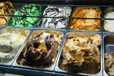 İtalya, Roma 'da dondurma. İtalyan gelateria 'sı. Dondurma kafe, pencereyi şekerli göster..