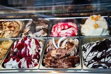 İtalya, Roma 'da dondurma. İtalyan gelateria 'sı. Dondurma kafe, pencereyi şekerli göster..