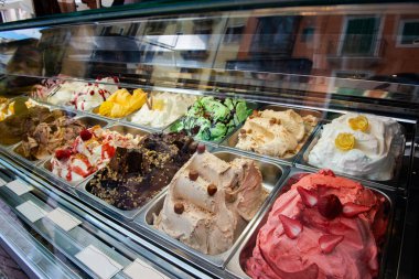 Harika bir dondurma seçimi. İtalyan gelateria 'sı. Dondurma kafe, pencereyi şekerli göster..
