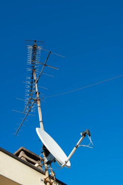 Çatıda uydu ve analog televizyon anteni var..