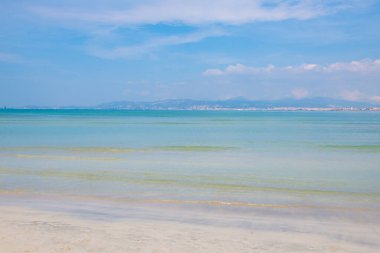 Akdeniz 'in güzel plajının panoramik manzarası, Palma de Mallorca, İspanya. İnanılmaz doğası olan Balear Adası