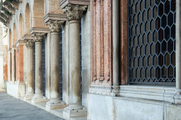 Forntida Vackert Palats Med Kolonnad Venedig Italien Fantastisk Medeltida Arkitektur — Stockfoto