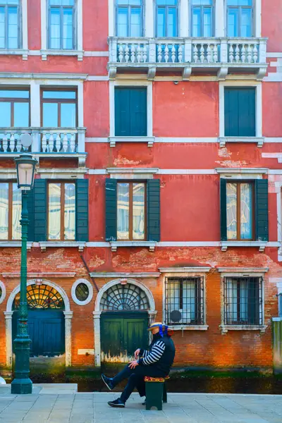 Due Gondolieri Stanno Parlando Sulla Piazza Venezia Sullo Sfondo Della — Foto Stock